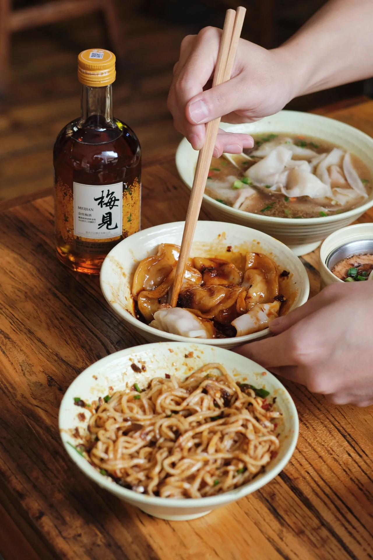 美食，美酒与人，便是成都街头的烟火


从火锅到串串
从钟水饺到龙抄手
从麻婆豆