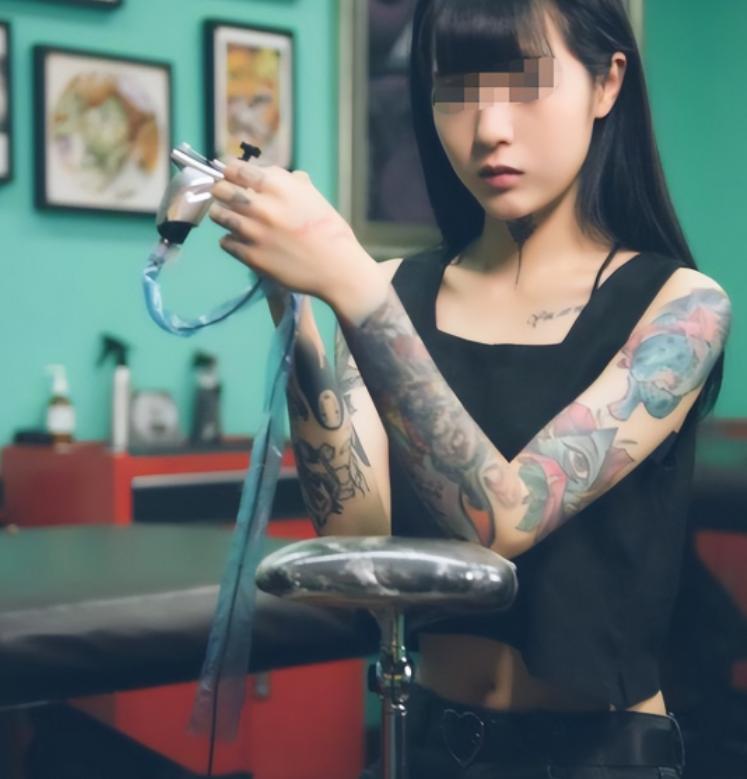 “纹身的一律开除！”2021 年，湖南一名 15 岁女学生，刚入学就被老师发现胳