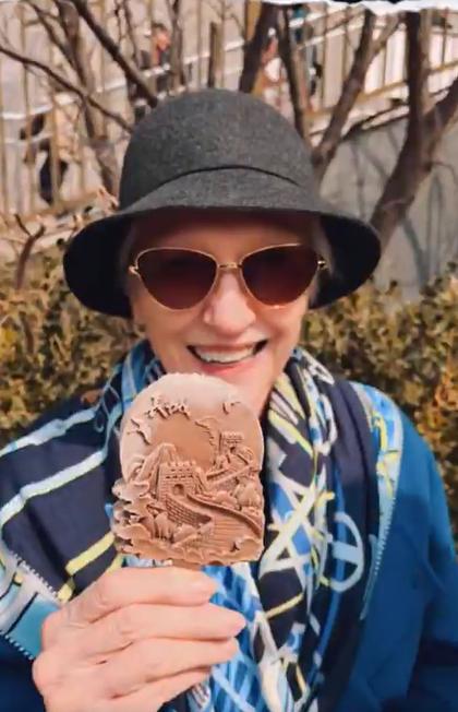 78岁的马斯克母亲，3月27日在社交平台上发帖，分享自己在游览长城时的视频称，看