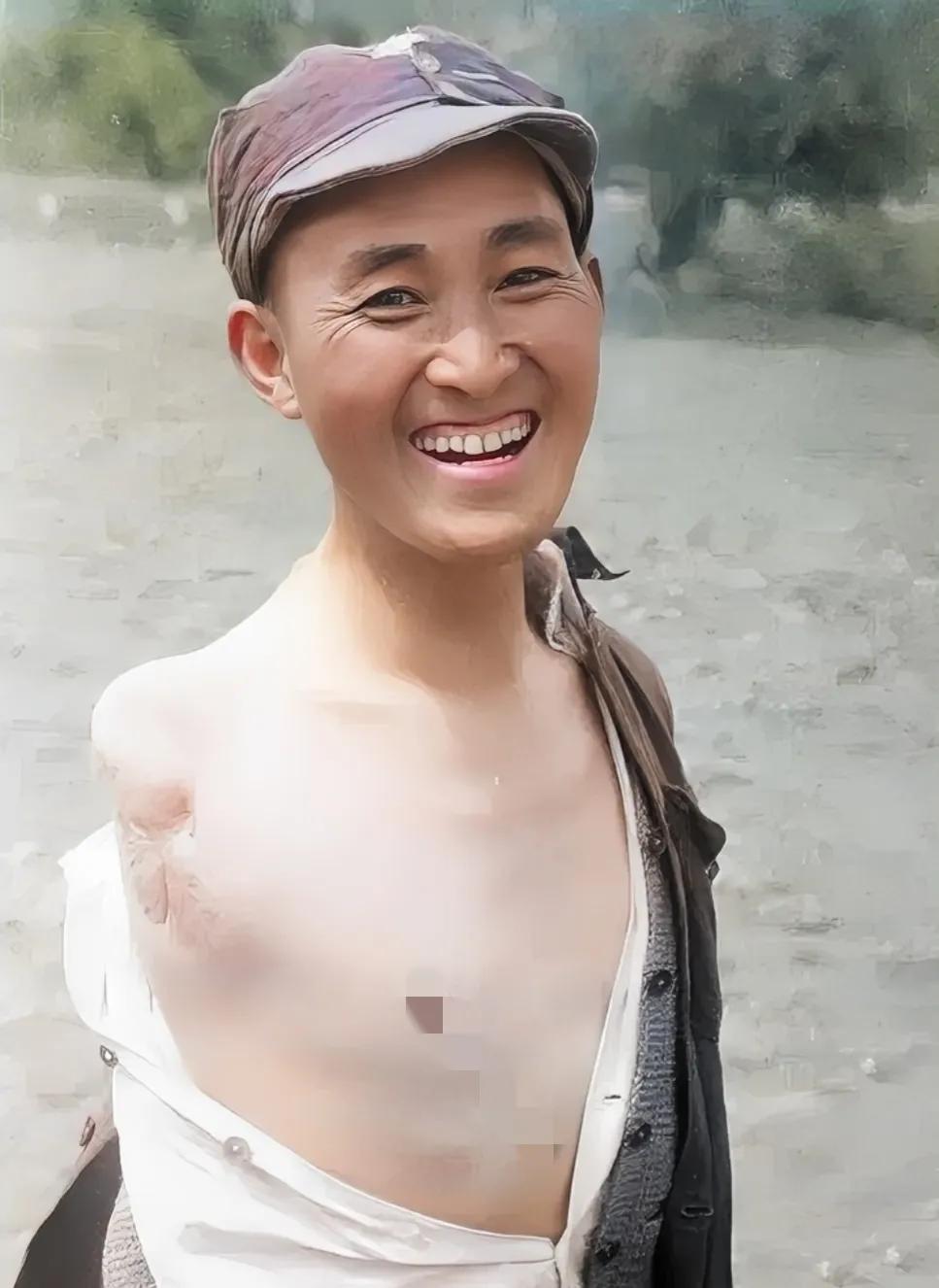 1944年，陕北延安，一位外国记者拍下了这张照片，镜头中的男子，虽然失去了右臂，