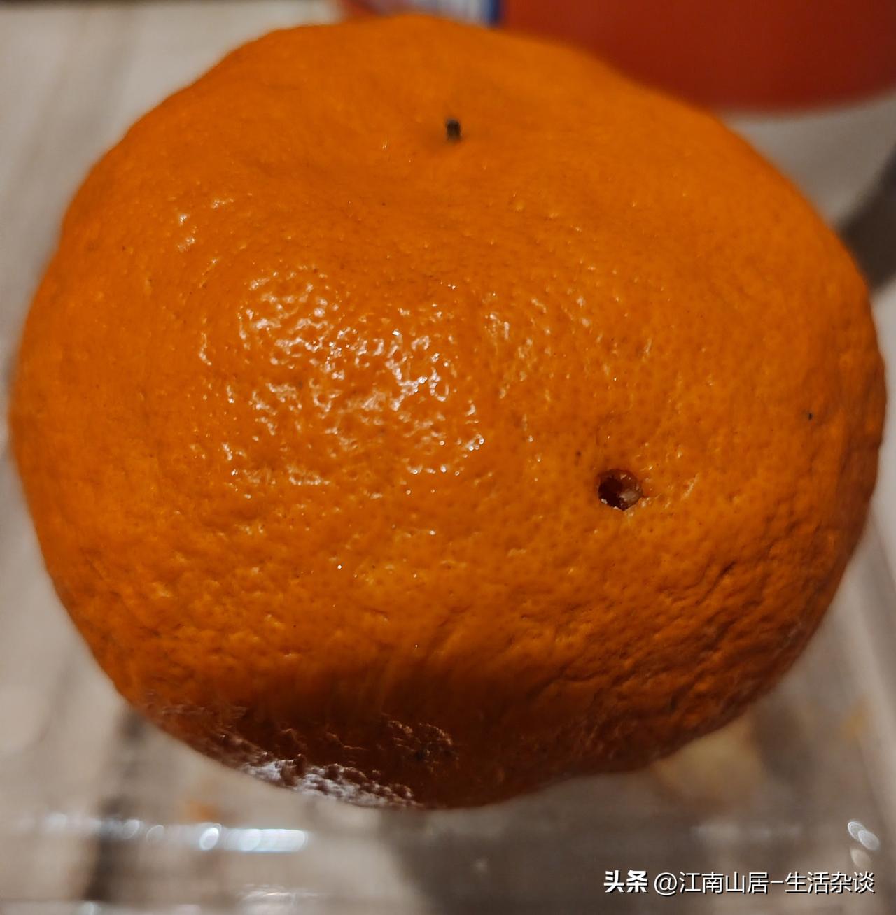 超市买的大桔子，当时看这个长相不错，就放入购物袋里了，也没有仔细看。回家准备剥开