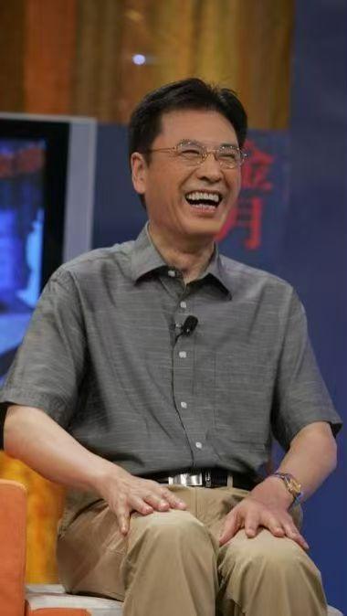 王华英，1943年生于浙江绍兴，上海话剧艺术中心演员，深耕影视与话剧舞台多年。他