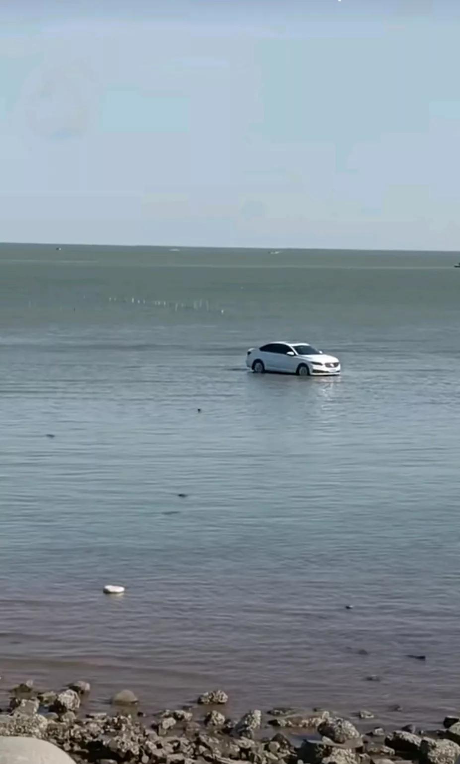 每年国庆节都看到有小汽车开到海滩上用海水洗车就为了省点洗车费用。#国庆节海边走起