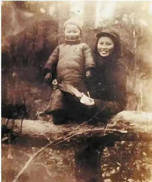 一张1942年长兴的老照片，树影下抱着孩子的女人，其实是新四军机要员。她没在摆姿