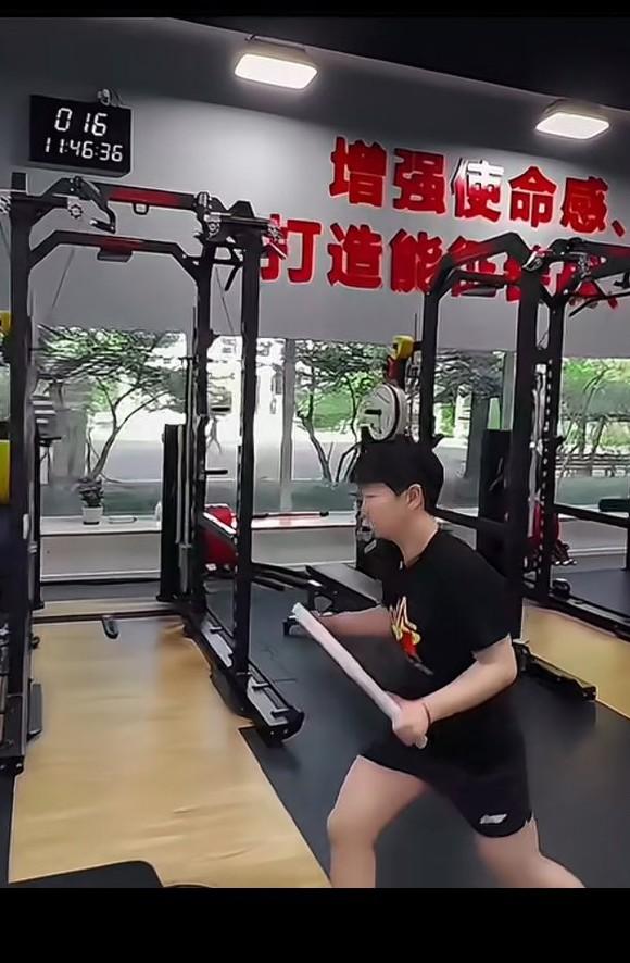 天赋在努力面前不值一提，成功背后付出很多别人看不到的努力和汗水，努力拼搏的女孩最