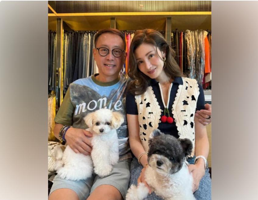 七夕这天很多夫妻都在网上秀恩爱，李嘉欣也晒出了和老公的合影，引发了大家的关注。