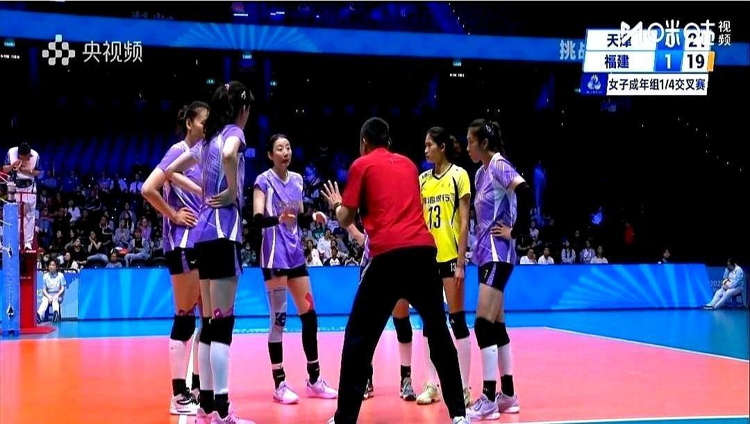 天津女排这球看得我心脏快停了。

第二局本来打得顺风顺水，结果对手一换人，发球策