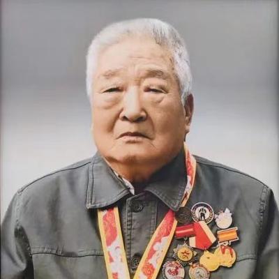 2024年，昆明一位退休老教师逝世，当人们翻阅其档案时，竟意外发现他的非凡过往。