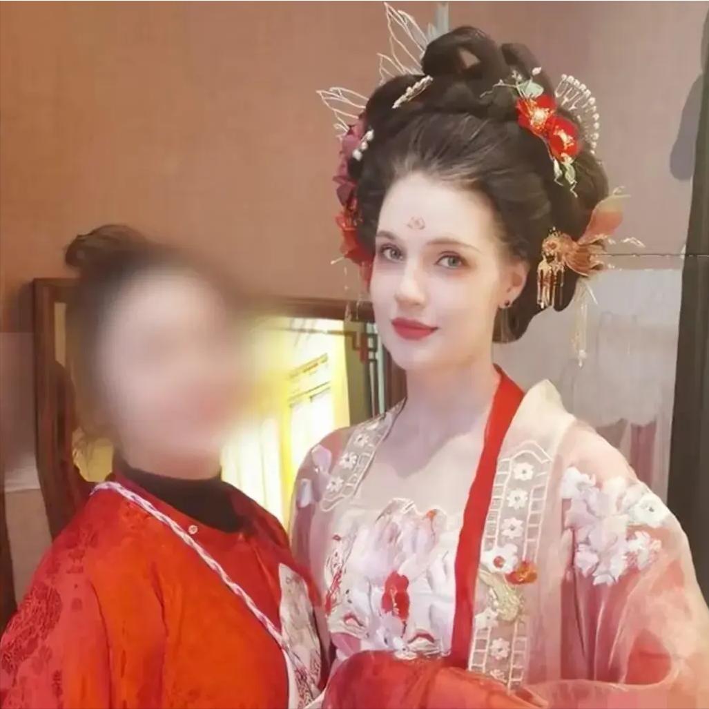撒贝宁看呆了眼！妻子李白换妆后竟和《妖猫传》的杨贵妃一样，高贵明媚，太惊艳~

