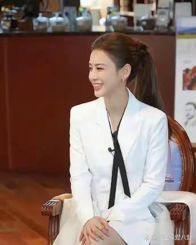 黄圣依
化茧成蝶
现在变好看了
神采飞扬了
果然生活里的暴风雨都是男人带来的[捂