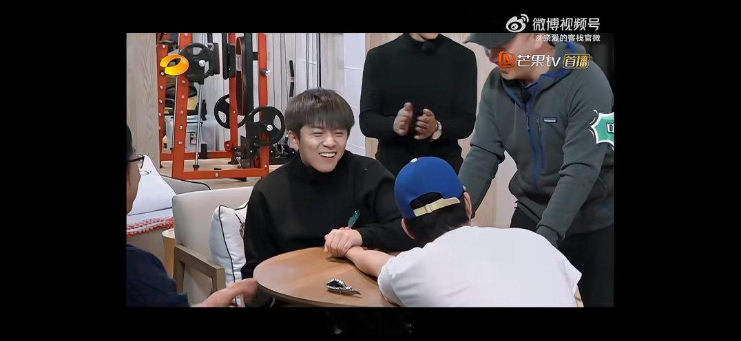 亲爱的客栈第二季名场面回忆杀瞬间拉满！四小只掰手腕大战太有趣了，王鹤棣、沈月、马