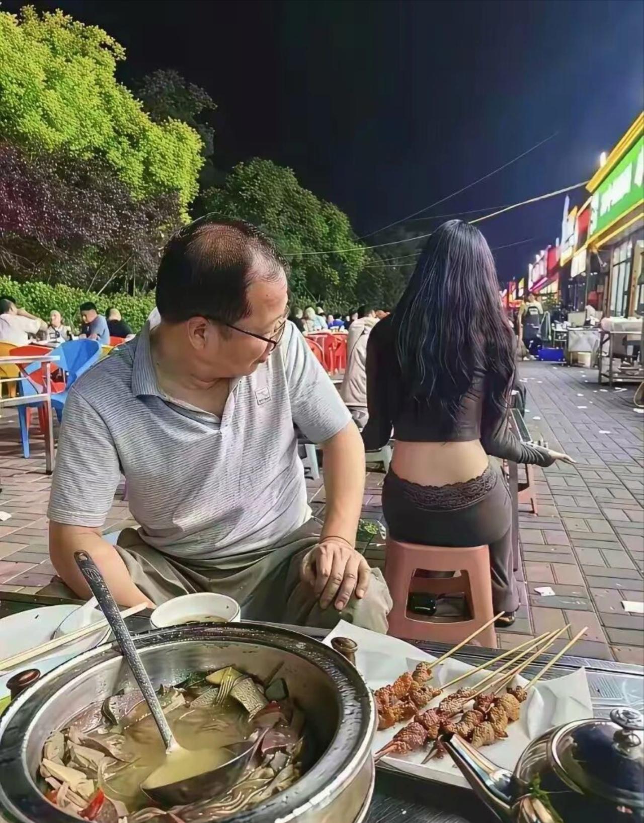 跟同事吃火锅，他总是扭头，不知道看啥呢[奸笑]
