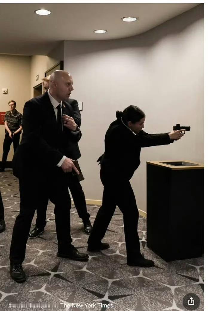 美国周六晚上，在听到几声巨大的砰砰声后，特朗普总统被紧急护送离开白宫记者晚宴。这