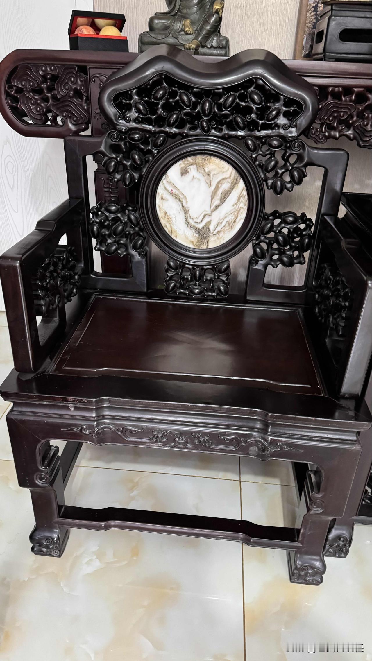 宫墙旧影：官宦人家的厅堂遗珍

这套家具是官家的。

红木中堂，黄花梨罗汉床，明