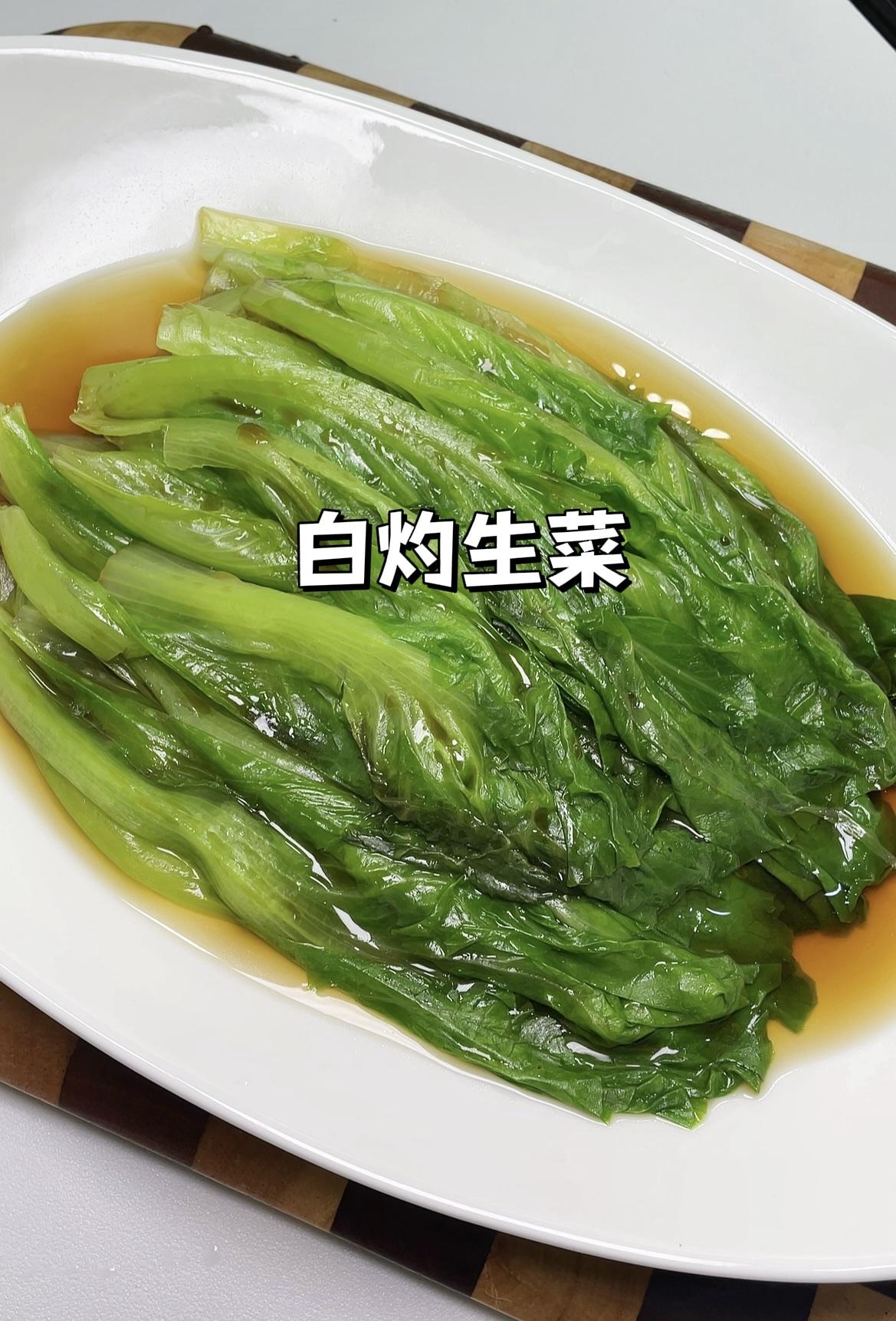 准备嫩嫩的生菜，清洗干净。
烧一锅水，水沸后加一点亚麻籽油，鸡汁，盐。
放入生菜
