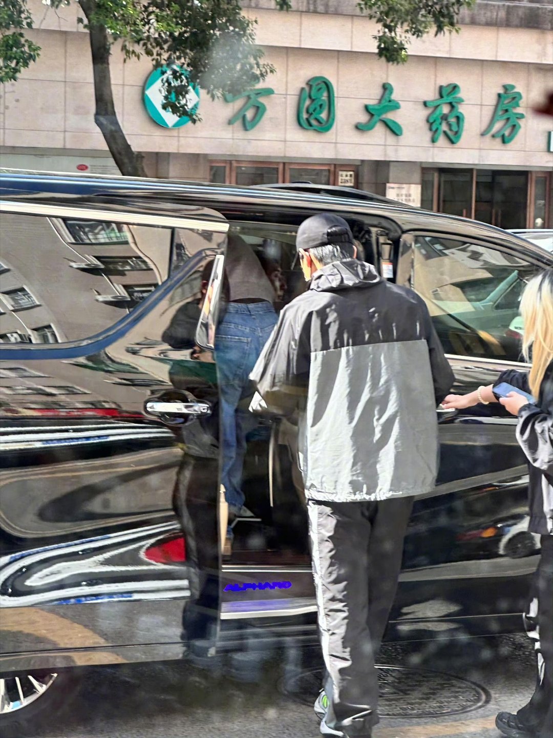 面包店偶遇李现在平凡的午后，踏入熟悉的面包店，空气中弥漫着麦香与甜蜜。正当我挑选