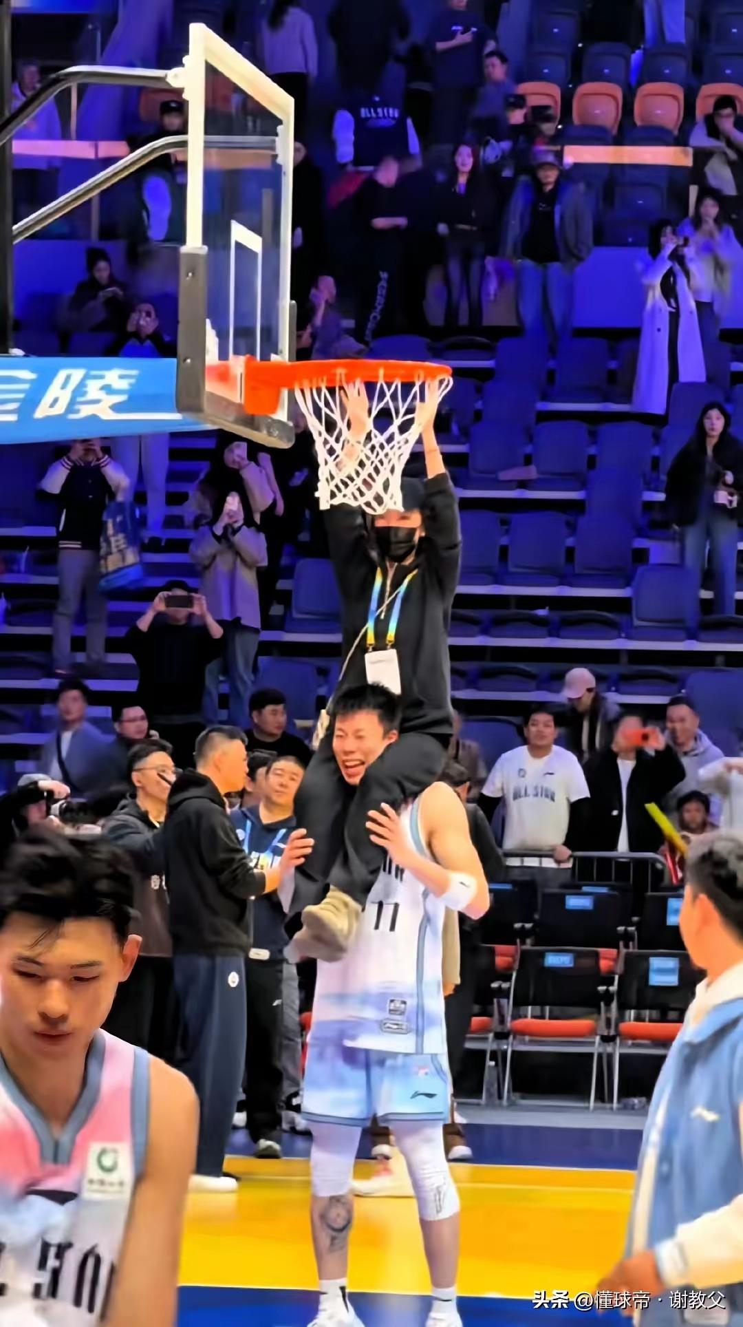 乾坤倒转无敌，
胯下顶天立地。
现在的年轻人，真的是随心所欲我行我素目中无人，这