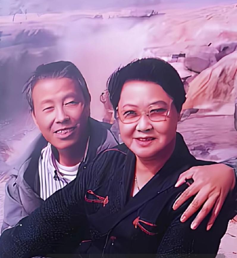 郭兰英老师生活中俭朴，这是她和丈夫万兆元的合影。他丈夫也穿的很朴素，乍一看上去就