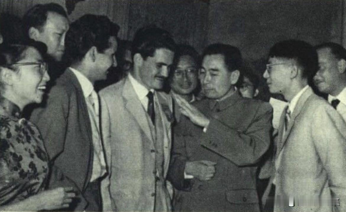 【开国功臣图片故事205】
1957年9月，全国青联接待了参加世界青年与学生和平