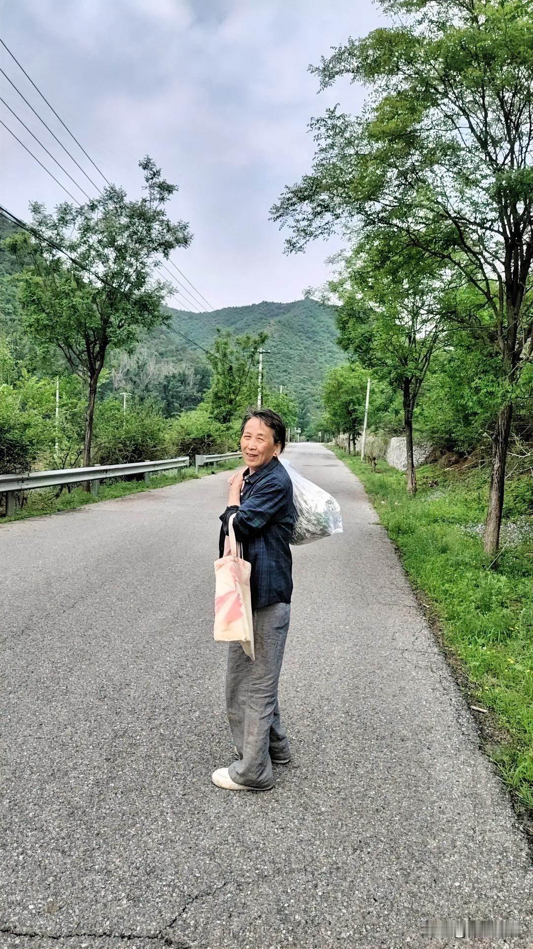 等待着，和你和你再次相遇在春天的路上。