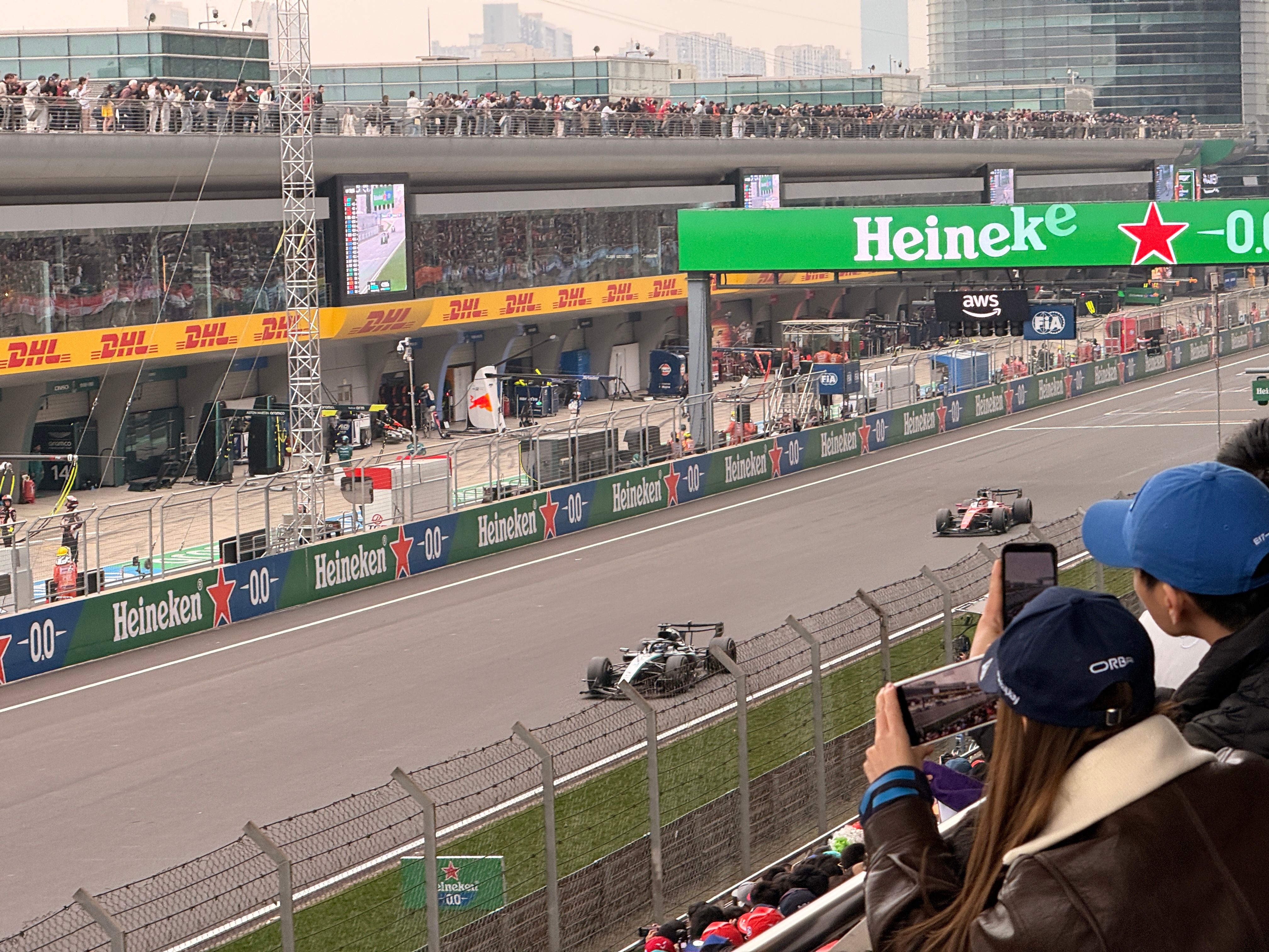 大敌在后法拉利选择内斗F1正赛现在好了 就剩一个第三名了俩人斗去吧