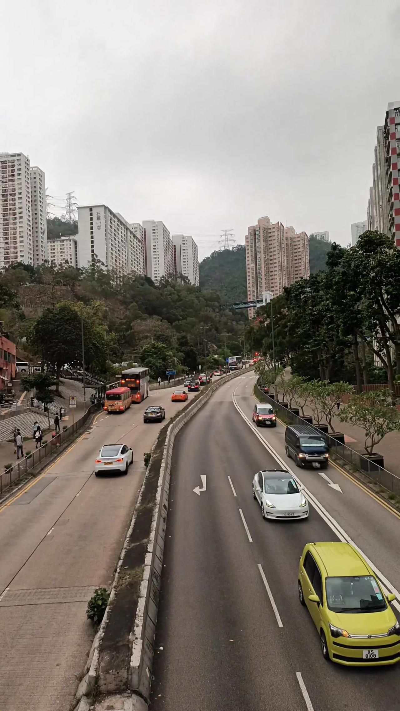 海运通四海的香港，早期首先人烟聚居的地方必定是近海岸线一带，葵芳葵兴荃湾一带是港