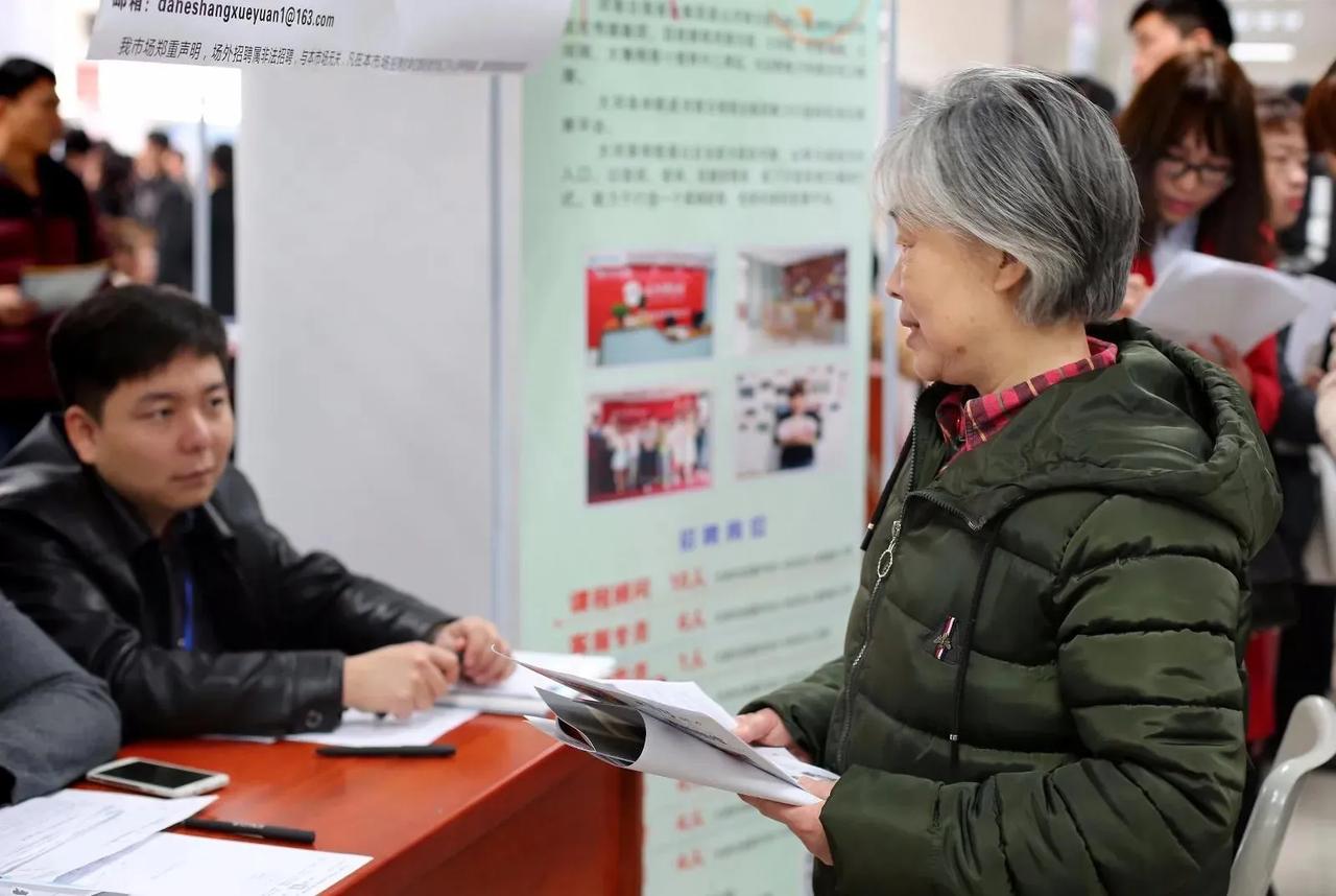 发展银发经济、鼓励老年人再就业不是选择而是必须，目前我国进入了人口负增长时代，老
