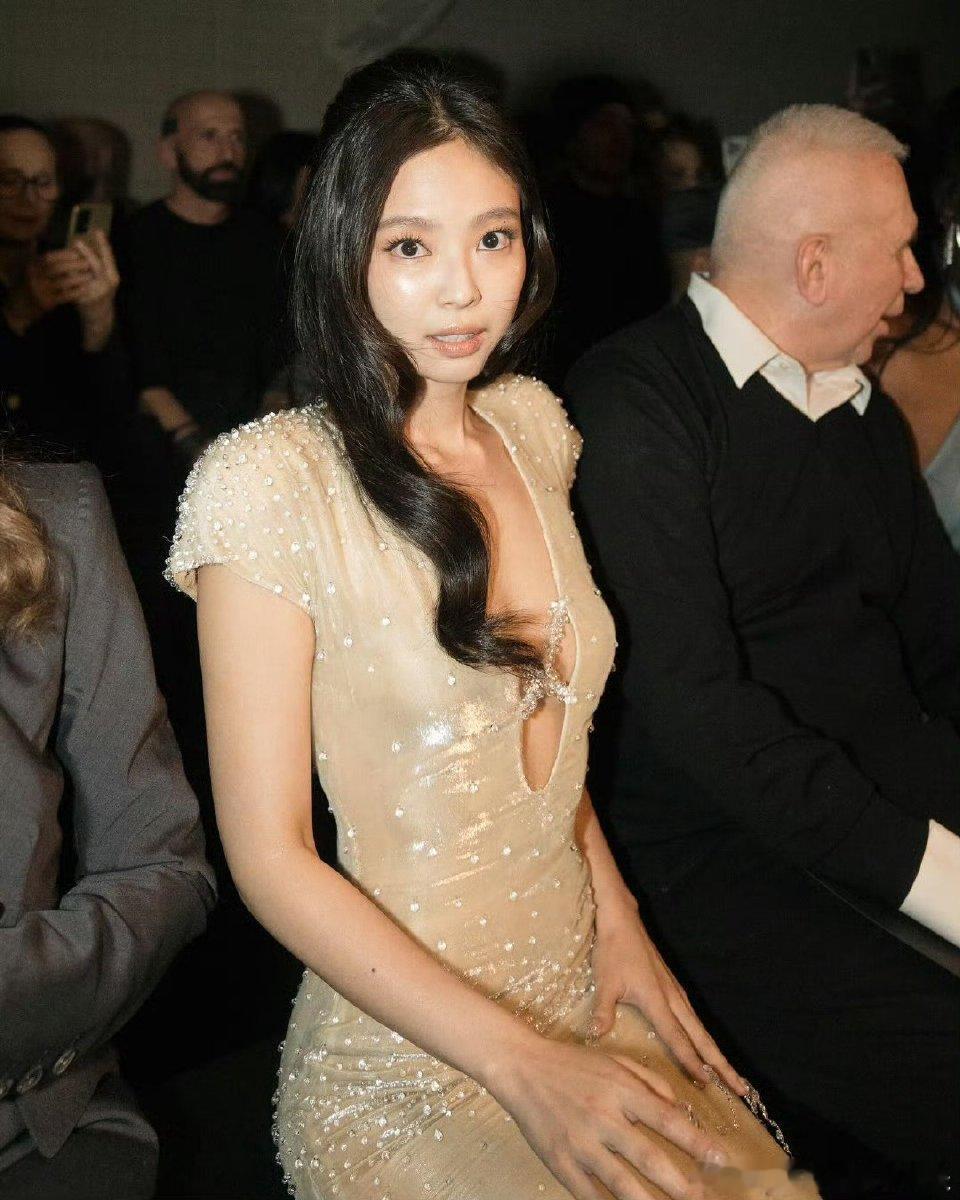 Jennie海王星连衣裙   Jennie参加Jean Paul Gaultie