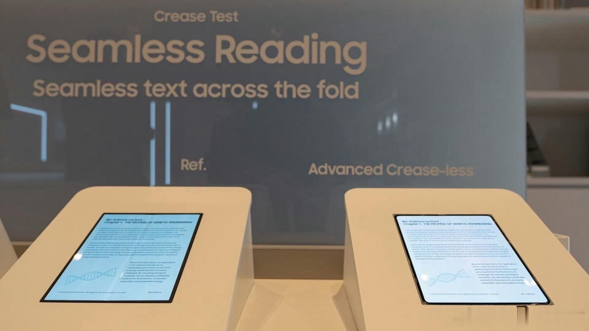 三星展示无折痕折叠屏OLED面板仔细观察了一下，中间那条线是天花板倒影，不是折痕