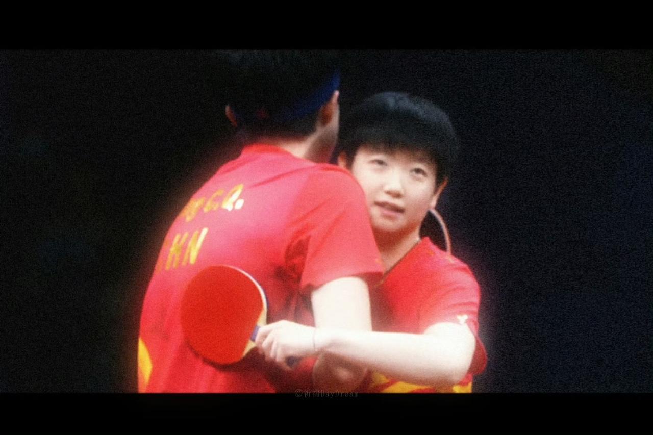 谁还记得杭亚赛场，那两个紧紧相拥的小小身影？
如今，他们在更高的舞台上，再次完成