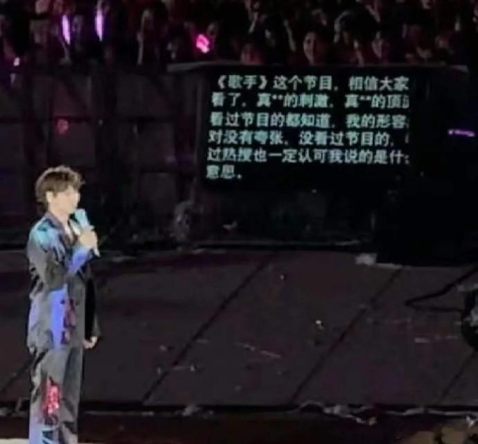 208位演员表现轻松，提词器效果显著。 