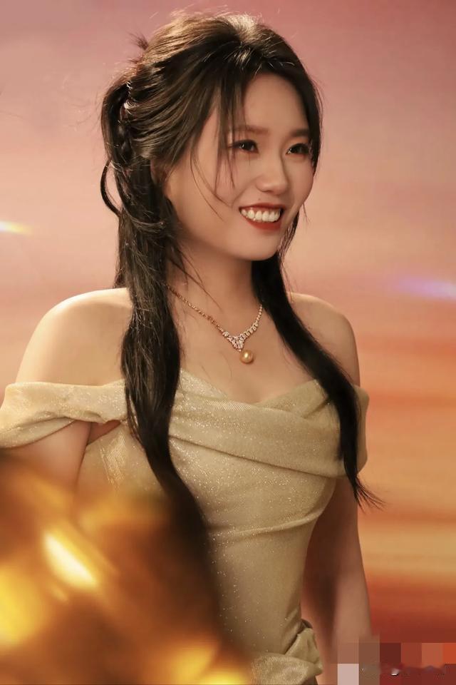 李雪琴又美出新高度，完全没受前老板老谢举报的影响。
看了李雪琴出道成名之路，是谁
