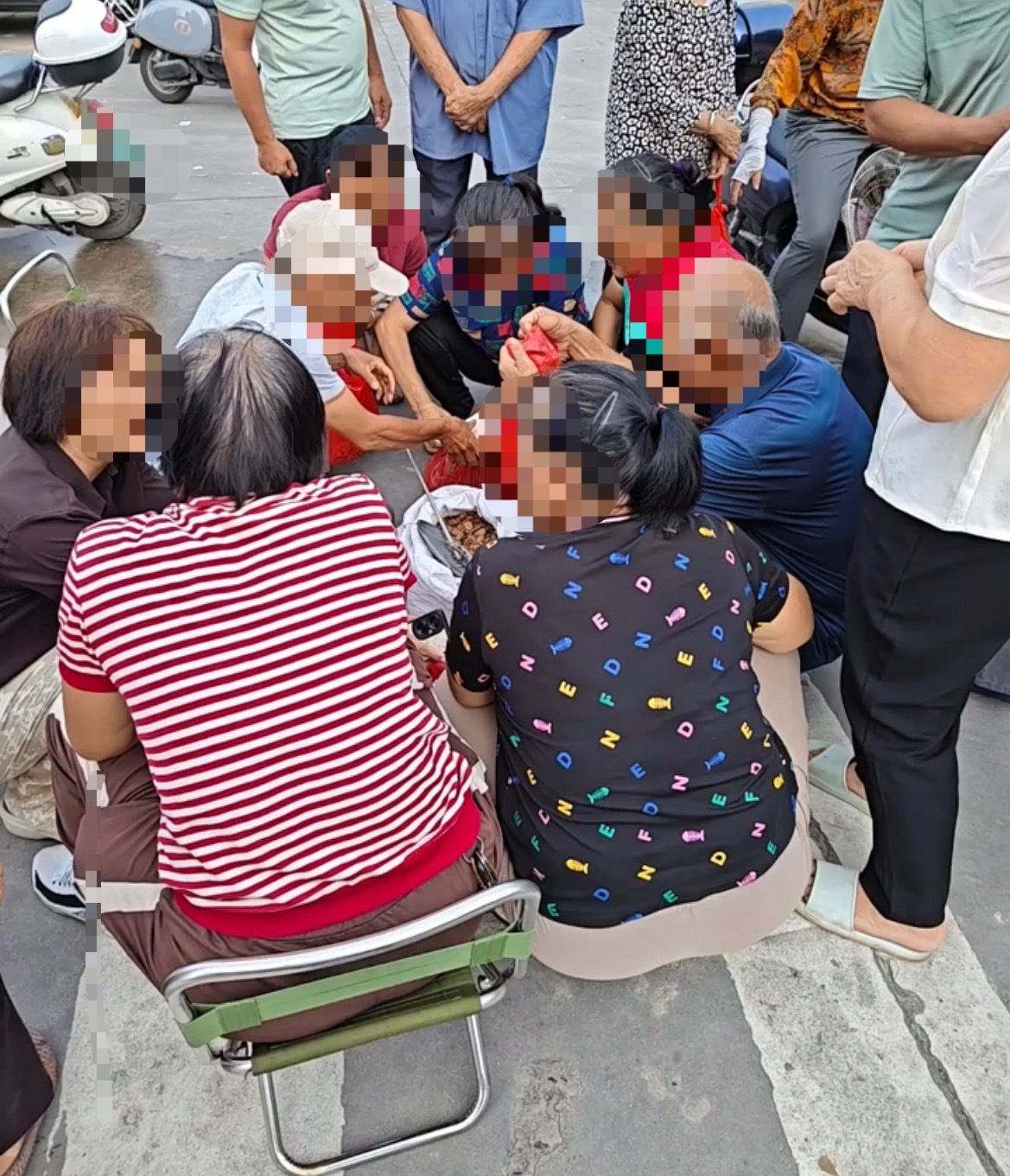 近日，网友反映：玉林有人拿一袋东西摆卖疑有一半都是托，希望大家不要被这种骗了。 