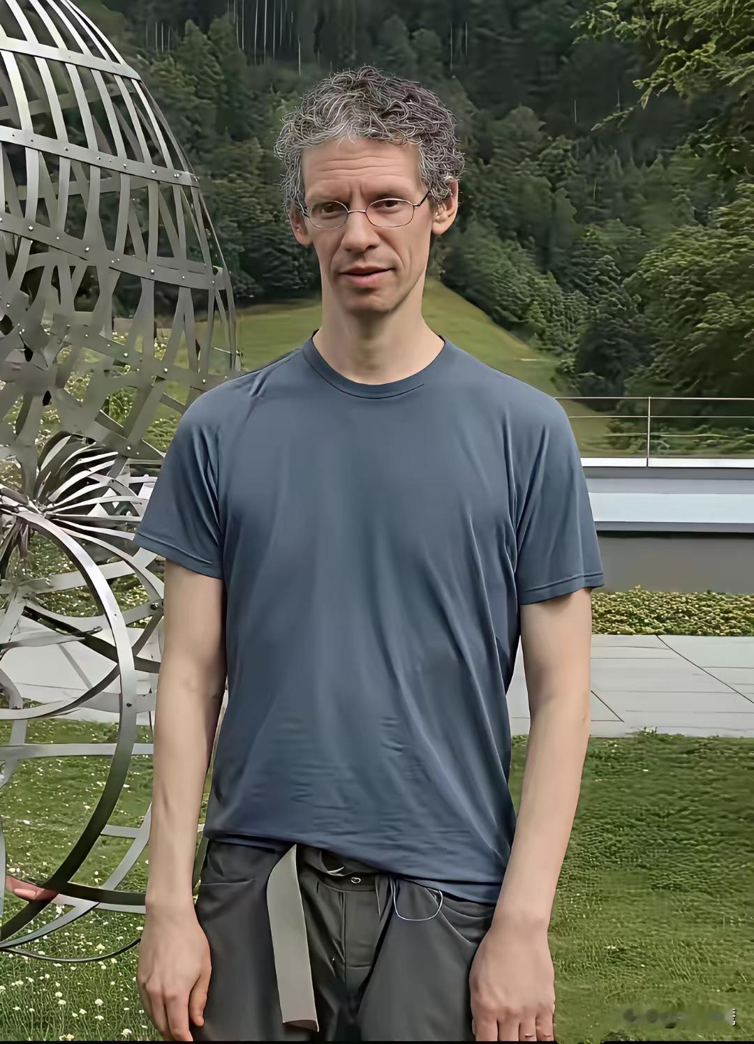 有人说这个打扮连大学的门都进不去，别说大学的门，连我们小区的门都进不去。
应聘保