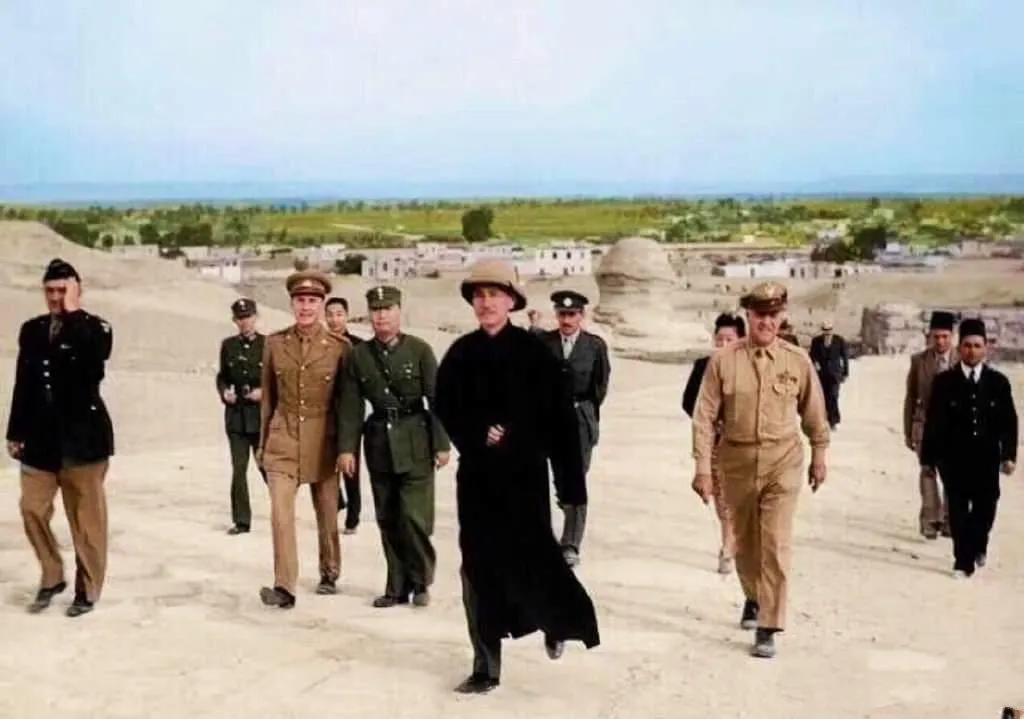 1943年，蒋介石在埃及参加开罗会议时的照片，这应该是蒋介石人生中最得意的时刻之