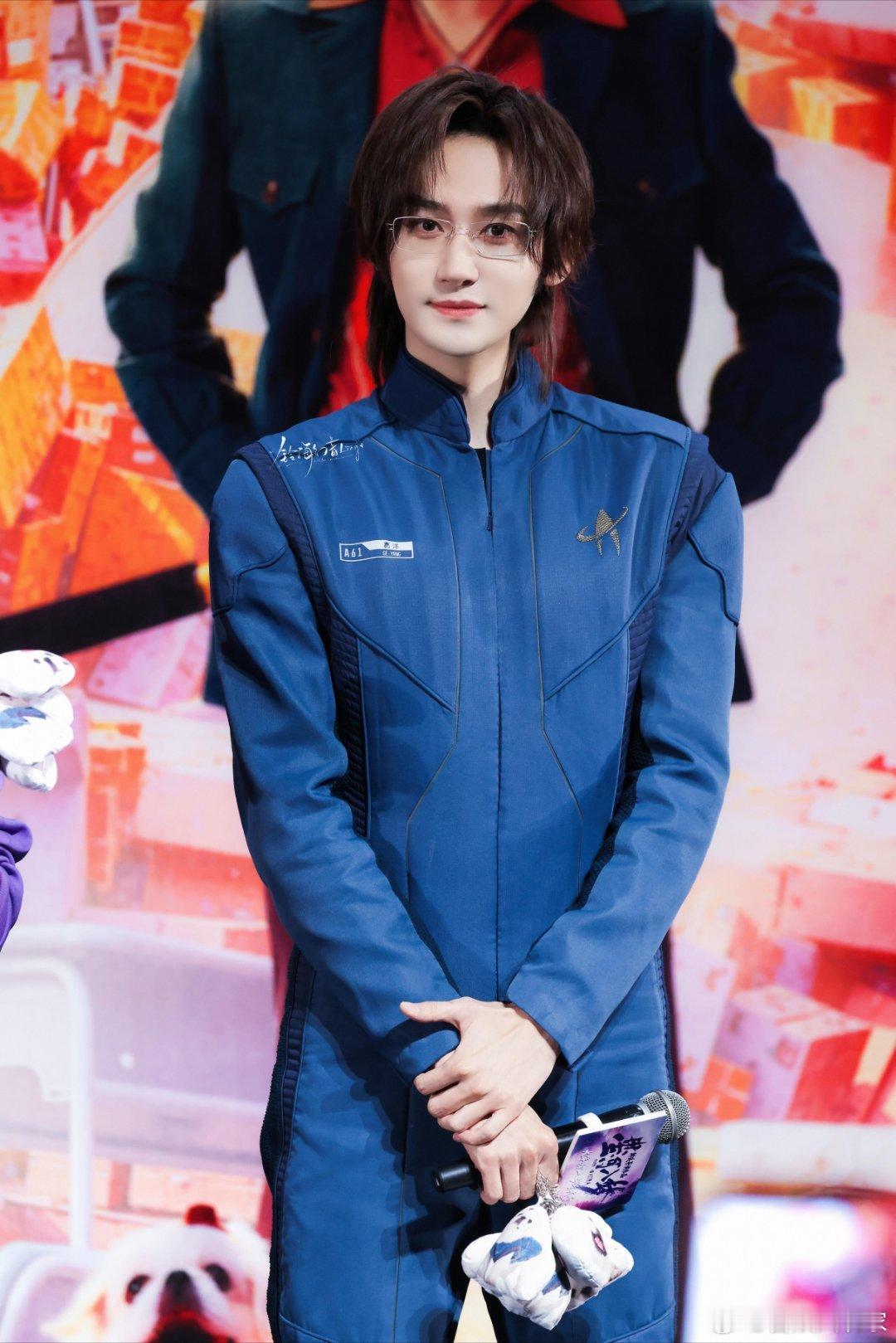 葛洋一款赛博阴湿男看葛洋敲代码那个镜头我直接窒息，满屋子娃娃陪着他一个人发疯，这