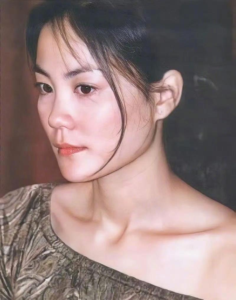 让谢霆锋从18岁爱到48岁的女人，不是给他生了2个儿子的张柏芝，而是曾经有过2次