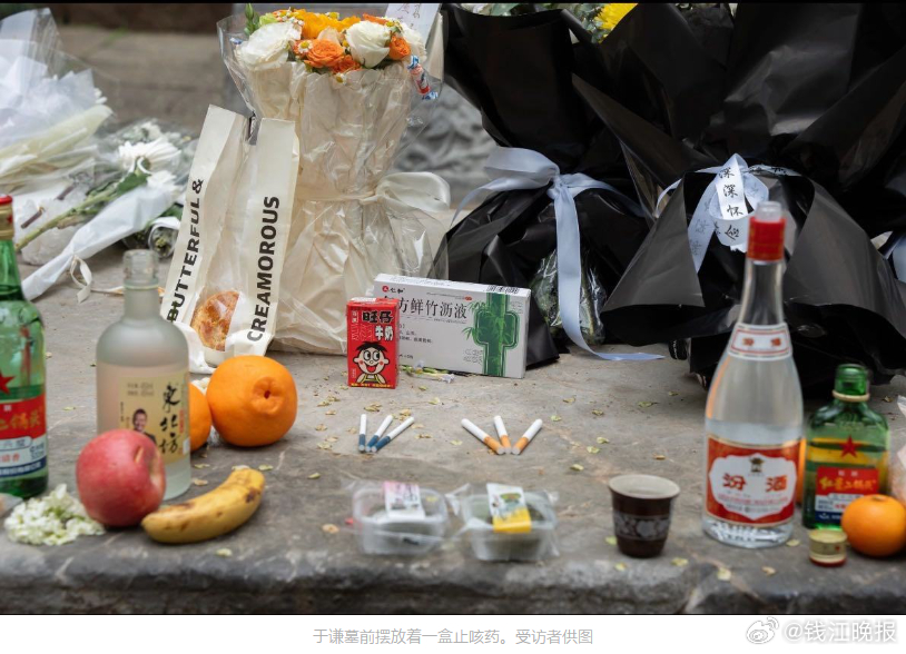 【#年轻人祭扫古人前建上坟搭子群#】“给历史名人扫墓”，逐渐成为清明假期的新风潮