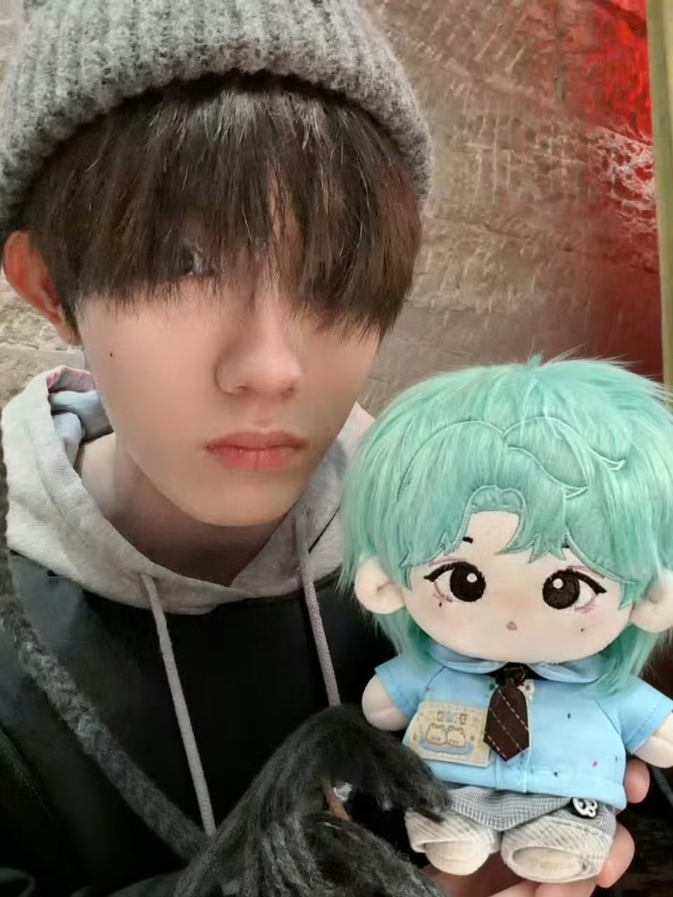 这个小苏可爱鼠了！在外面吃饭还不忘拿着棉花娃娃给大家表演节目苏新皓 棉花娃娃最严