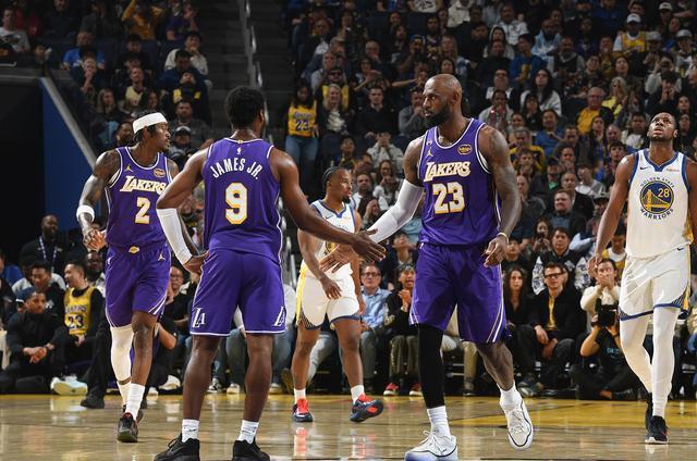 湖人客场119-103击败勇士，这场看似普通的常规赛，却让西部第四的争夺战进入了