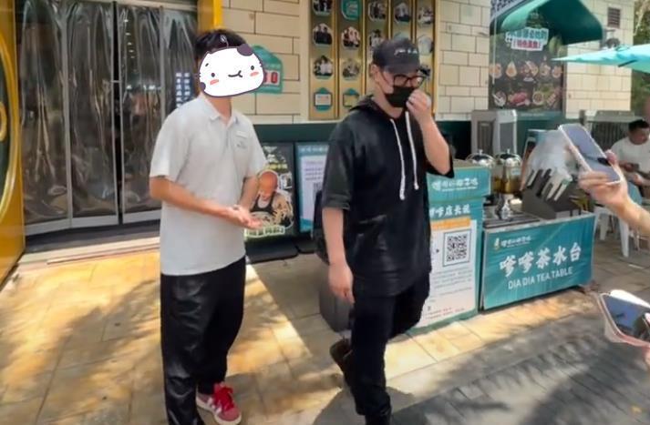 潘玮柏一家现身三亚度假，携妻子宣云去吃椰子鸡，被曝瘦了9公斤穿衣服显得好肥大 