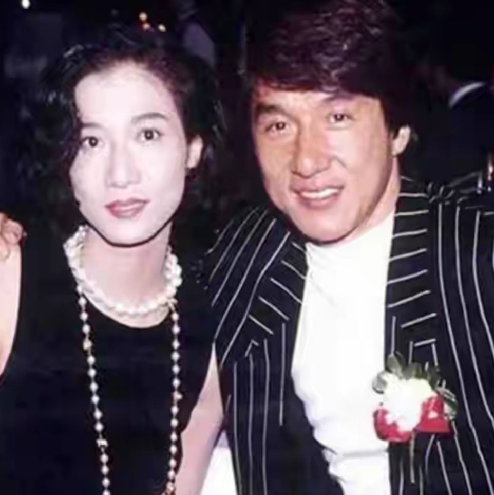 53岁吴绮莉中秋素颜直播,一个人吃泡面喝大蒜水,被问成龙直接跳过 ​​​