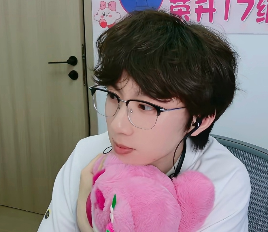 这女的大晚上的干嘛呢。我有点那个了 