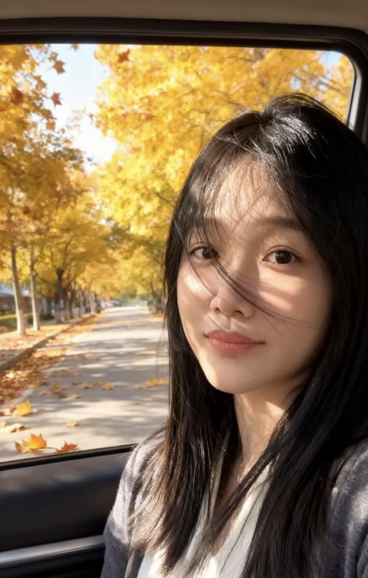 一个人很难在青春的时候享受青春，很难在经历美好的时候意识到这就是美好。所以人的一