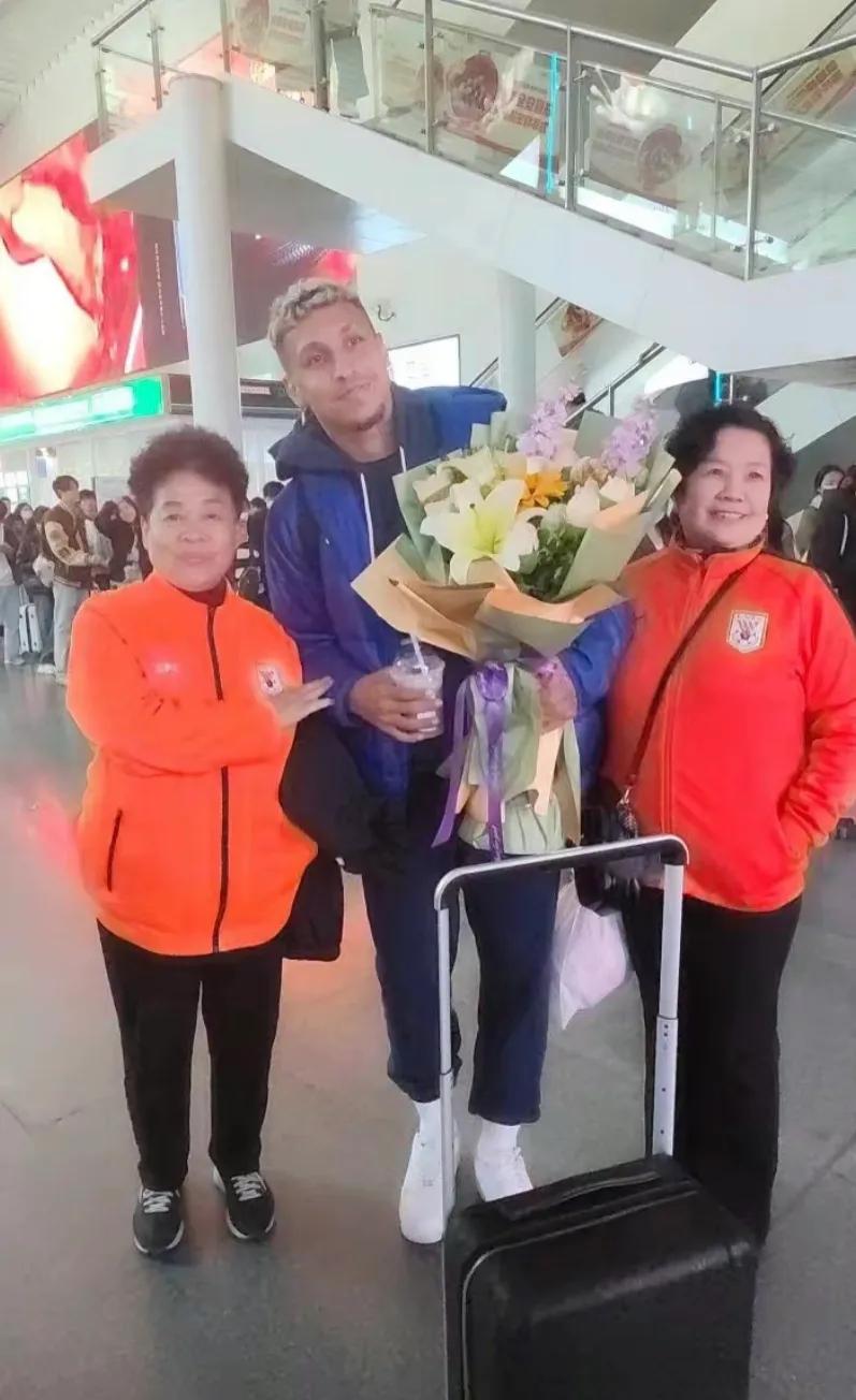 克雷桑出发青岛参加齐鲁德比！
4月3日下午4点，泰山队乘坐高铁从济南前往青岛，备