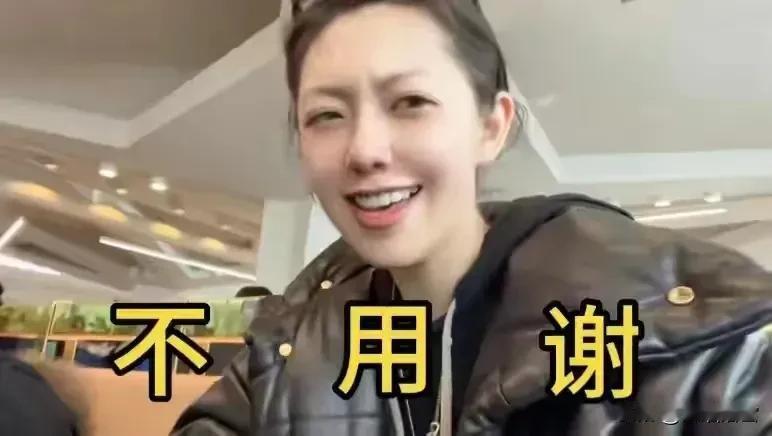 这是一个令人悲伤的故事，小兄弟秦朗跟随家人去法国巴黎旅游，特意地带上自己的寒假作