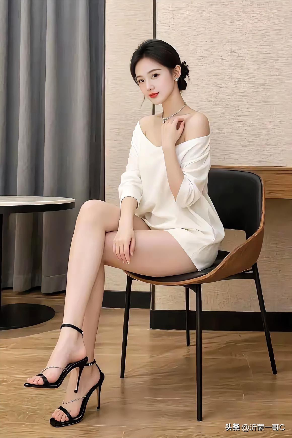 下面美女真的太美了！一袭白衣显得高贵典雅，长着一脸旺夫相，瓜子脸蛋樱桃嘴，皮肤白