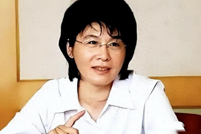 她是乔冠华的千金，在家却受尽委屈，母亲走后父亲再婚，继母处处给她下绊子，就连继母