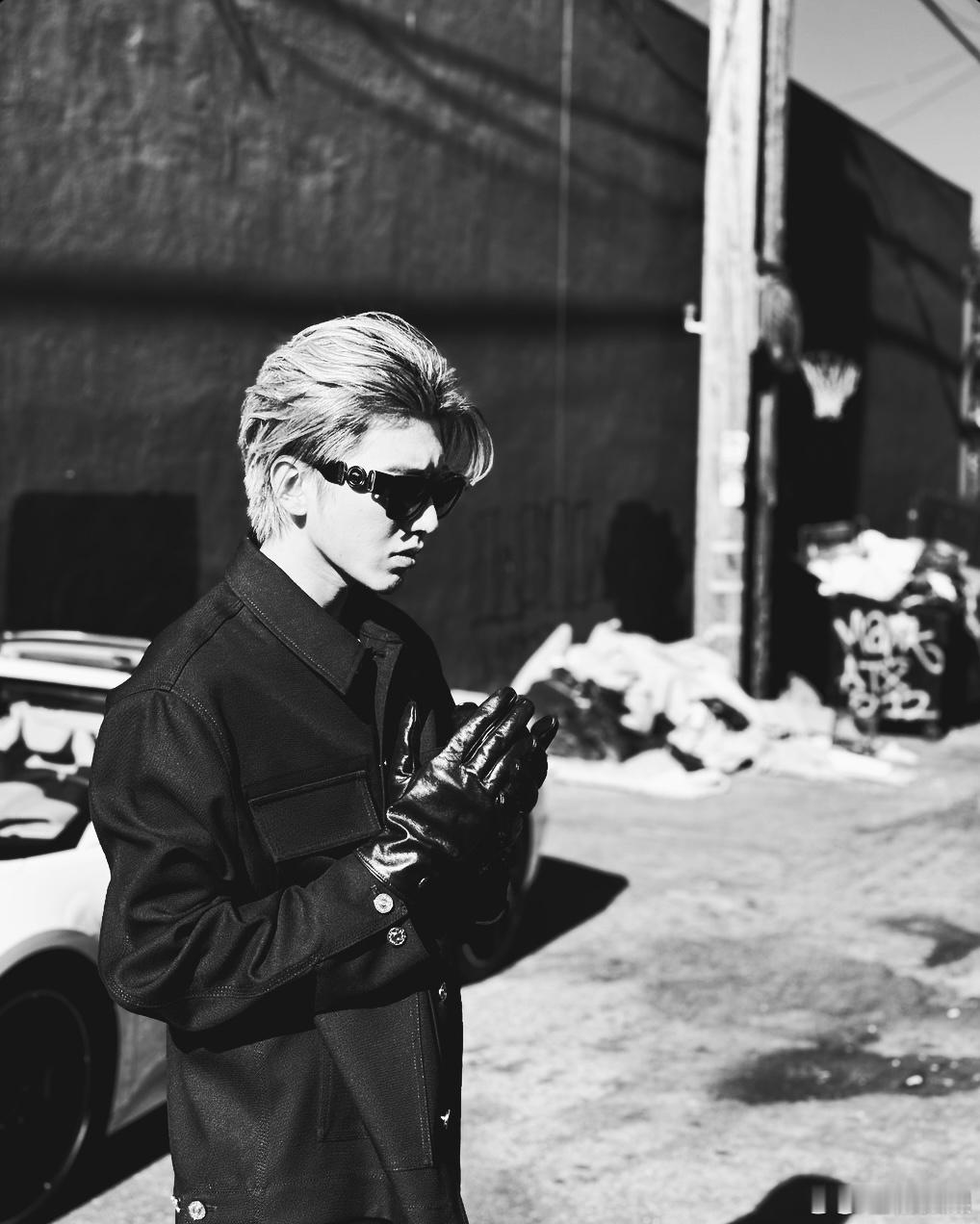 #蔡徐坤黑白氛围照##蔡徐坤上身25早春超季#看蔡徐坤的黑白氛围照，领略时尚ic