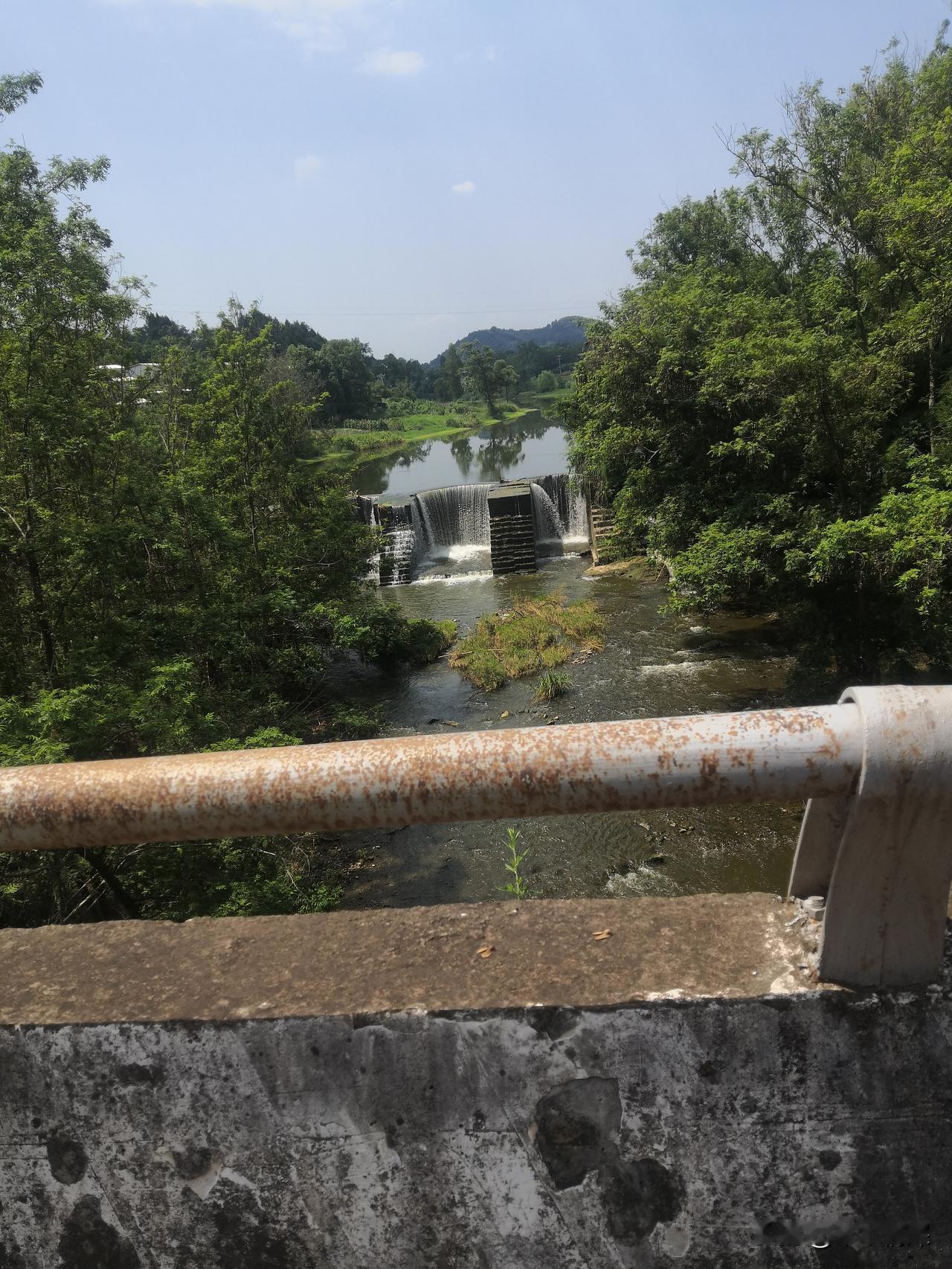 成都农村地方到处都是山清水秀
从广兴镇前去竹篙的路上，也就是跟一条美丽的河流走，